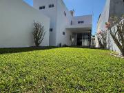 CASA CON BELLO JARDIN, 3 RECAMARAS UNA ABAJO TODAS CON...