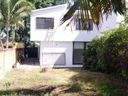 CASA CON BUEN JARDIN EN PRIVADA CON REJA EN EL EMPLEADO