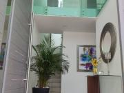 Casa con buenos acabados y terraza