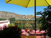 CASA CON CARACTER, AL LADO DE LA IGLESIA Y CON UNAS...