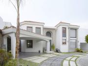 Casa con carril de nado y recámara en planta baja