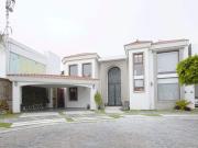 Casa con carril de nado y Recámara principal en planta baja