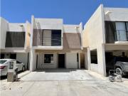 Casa con casa club por 4 Siglos. Fracc. Topacio