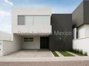 Casa con cuarto de servicio, 3 recámaras, estudio VENTA....