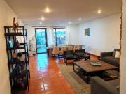 Casa con cuarto de servicio, 5 recámaras, sala de TV,...