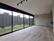 Casa con cuarto de servicio, estudio, 3 recamaras...