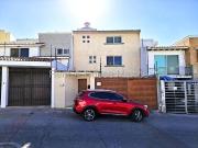 Casa con cuarto de servicio, estudio, roof garden. VENTA... Casa con cuarto de servicio, estudio, roof garden. VENTA...