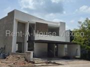 Casa con cuarto de servicio y 3 recámaras.Altozano VENTA