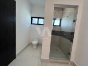 casa con cuarto de servicio y habitación en planta baja...