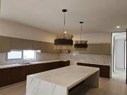 Casa con cuatro recámaras, una en planta baja y alberca