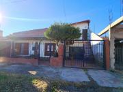 Casa con departamento en venta en Neuquén, calle Rodhe...