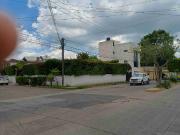 Casa con departamento y local en esquina