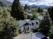 Casa con departamento y quincho entre rutas