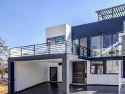 CASA CON DISEÑO MODERNO, ALBERCA,ROOF GARDEN DENTRO DE...