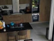 Casa con doble altura, de tres niveles en esquina en...