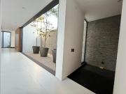 Casa con doble altura, jardin interior, cocina de...