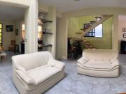 Casa con doble altura y diseño arquitectónico en esquina...