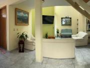 Casa con doble altura y diseño arquitectónico en esquina...