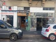 Casa con dos locales comerciales frente a la escuela...