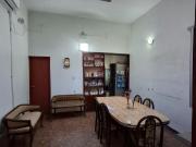 CASA CON DOS LOCALES SOBRE AVENIDA