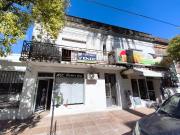 Casa con dos locales y dos departamentos