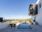 Casa con espacios exteriores y vistas privilegiadas en...