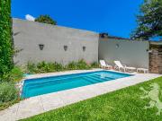 CASA CON ESPECTACULAR JARDÍN Y PILETA VENTA 5 AMBIENTES...