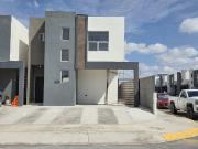 Casa con estancia en planta alta y en esquina. Cienega...