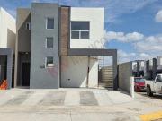 Casa con estancia en planta alta y en esquina. Cienega...