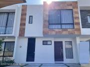 Casa con estudio, 3 recámaras, amenidades VENTA. San...