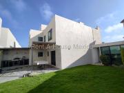 Casa con estudio, 3 recámaras, terreno excedente. La...