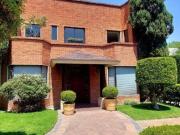 Casa con estudio, amplio jardín y terraza, en venta,...