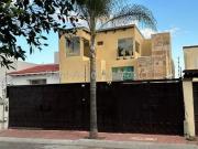 Casa con estudio, cuarto de servicio, 4 recamaras. VENTA...