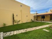 Casa con estudio, jardín, cochera techada, en venta,...