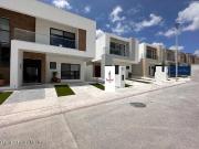 Casa con estudio, sala de TV, 3 recámaras Nuevo Refugio....