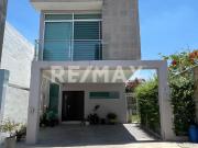 CASA CON EXCEDENTE DE TERRENO EN NAYARA SAN ISIDRO,...