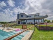 Casa con excelente diseño en Barrio Marinas Puertos del Lago