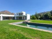 Casa con excelente distribución y espacios luminosos