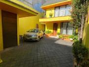 Casa con excelente ubicación, 3 hab 21/2 baños, jardin...