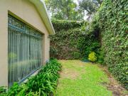 Casa con excelente ubicación en Ave. Flores con jardin