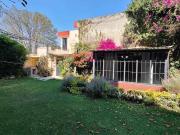 Casa con excelente ubicación, jardín amplio y 4...