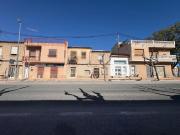 Casa con fachada a dos calles en Avenida principal....