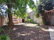 Casa con fines comerciales con gran fondo libre