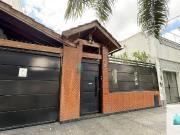 Casa con garage, fondo, piscina y quincho, 4 ambientes,...