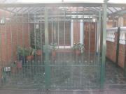 Casa con garage, patio, terraza y jardín