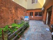 Casa con garage, patio y gran terraza