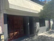 Casa con garage sobre Avenida en venta!