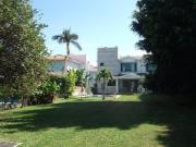 CASA CON GRAN JARDÍN, ALBERCA BIEN UBICADA