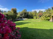 Casa con gran jardín formado en dos sitios