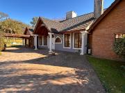 Casa con gran parque, quincho, pileta, hogar 1 lote muy...